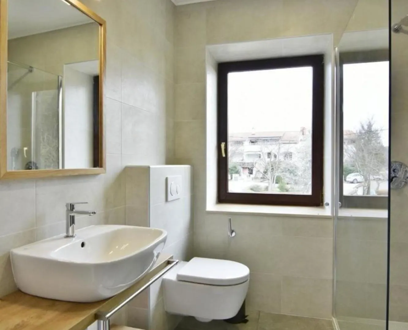 Wohnung In Valica Mit Grossem Garten 乌马格